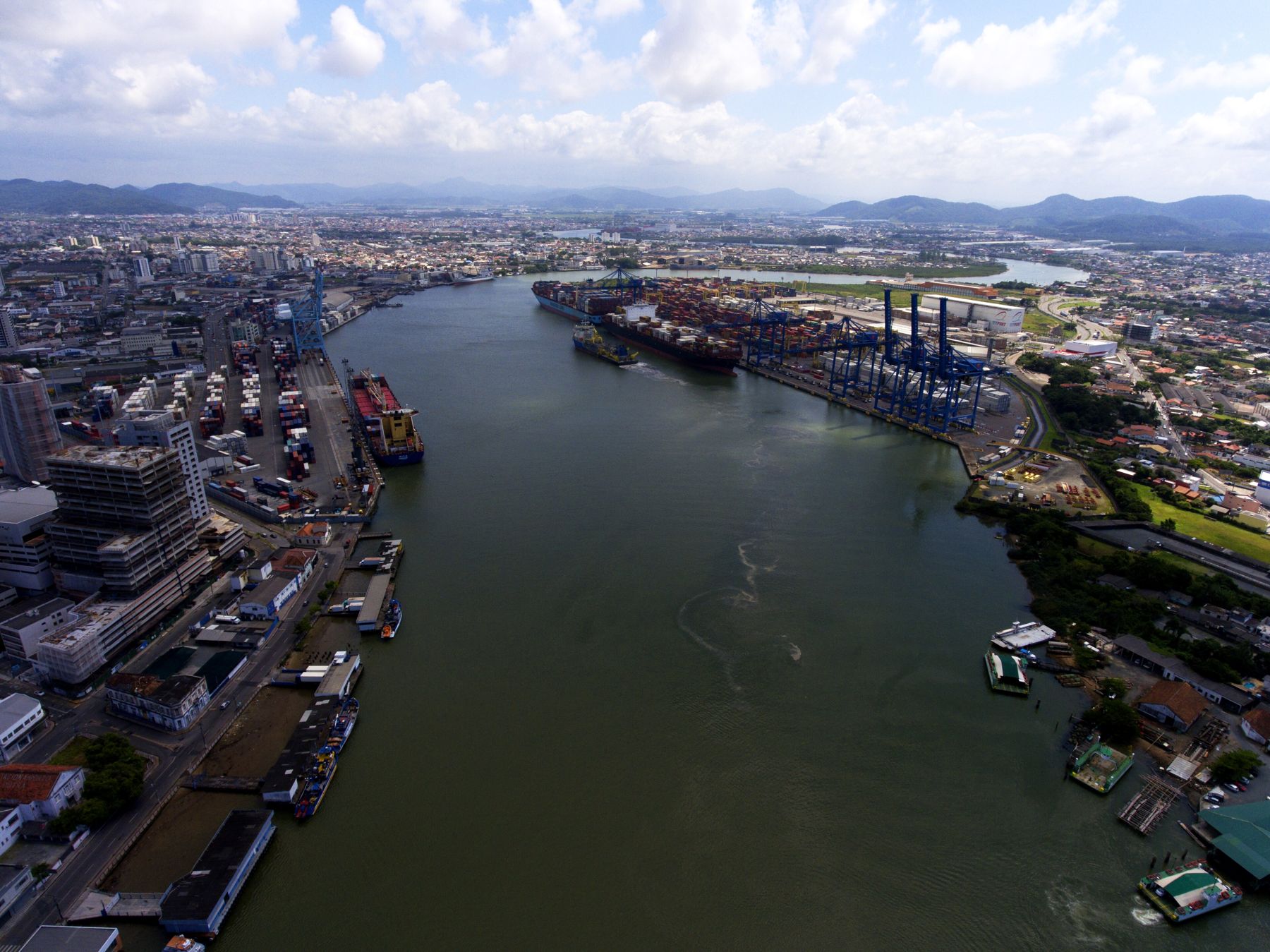 Vista aérea do rio Itajaí Açu e do Porto de Itajaí